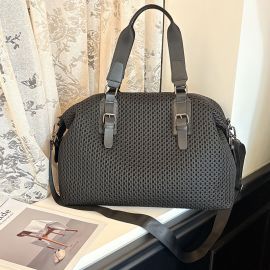 شنطة نسائيه مع حزام كتف عريض