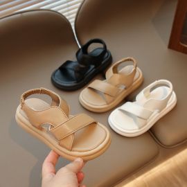 صندل بناتي صيفي يتميز بتصميم مفتوح مع أشرطة متقاطعة مبطنة من الجلد الصناعي  وحزام خلفي مرن