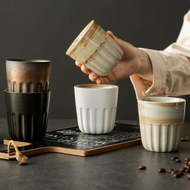 كوب قهوة بسيط مصنوع يدويًا من الفخار الحجري