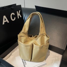 شنطة نسائيه على شكل سله مزوده بجيوب خارجيه