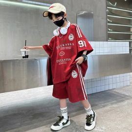 طقم  بتصميم رياضي بتيشيرت مع شورت خفيف مناسب للاستخدام اليومي للأولاد