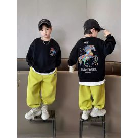 طقم مكوّن من تيشيرت كم مع بنطال طويل بتصميم كرتوني عصري وخامة مريحة للاولاد 