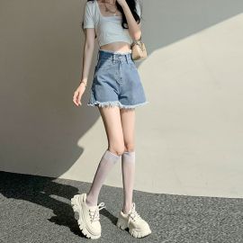 شورت جينز نسائي عالي الخصر بتصميم واسع وأطراف مهترئة