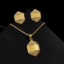 طقم إكسسوارات بلون ذهبي لامع يعكس الذوق الرفيع ويكمل الإطلالة بكل أناقة