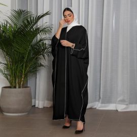 عباية نسائية بحواف ملون