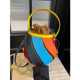 شنطة نسائي بالوان عصرية