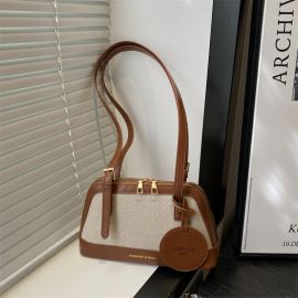 حقيبة كتف نسائية بمزيج من القماش والجلد