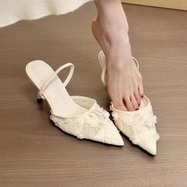 كعب نسائي مزين بالدانتيل