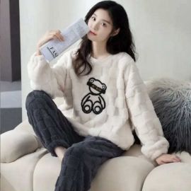 طقم بجامه نسائي من الصوف