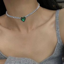 عقد نسائي فاخر يتميز بسلسلة مع تعليقة مركزية على شكل قلب