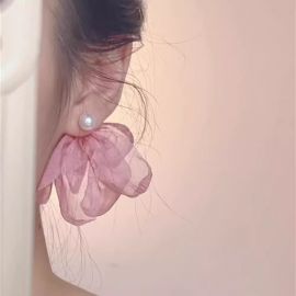 اقراط نسائيه من الؤلؤ بتصميم ناعم