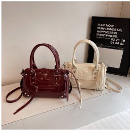 شنطة نسائي مرصعة بالمسامير