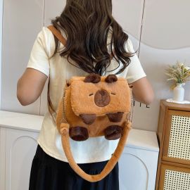 حقيبة ظهر صغيرة وقطيفة، بتصميم لطيف ومميز على شكل حيوان فروي، مزودة بآذان وأطراف ناعمة، وتتميز بحزام كتف قابل للتعديل
