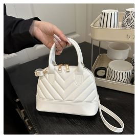 شنطة يد نسائي ذات لون سادة بتصميم عصري