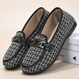 حذاء نسائي مزين بسلسلة معدنية