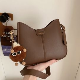 شنطة نسائي مزينه بقلاده مع حزام قابل للتعديل