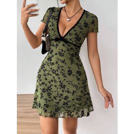 فستان نسائي قصير منقوش بفتحة صدر v