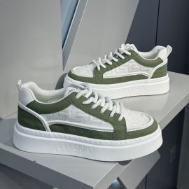 أحذية رياضية تتميز بتهوية جيدة كما أنها مانعة للانزلاق وذات نعل سميك للرجال 