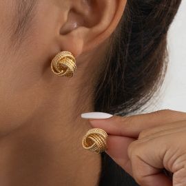 اقراط نسائيه ذهبيه بتصميم شبه دائري