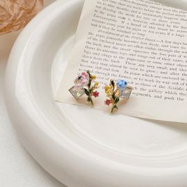 اقراط نسائي عبى شكل ورده بتصميم ناعم