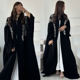 عباية مطرزة بنقشة فضية فاخرة تضفي لمسة راقية على إطلالتك