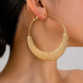 اقراط نسائيه ذهبيه بنمط دائري