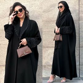 عبايةسوداء عملية برقبة وأكمام مطرزة من آلياف البوليستر للسيدات 