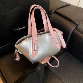 حقيبة نسائية بتصميم مسكة يد عصرية