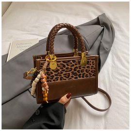 شنطة نسائي مربعه الحجم عصرية التصميم