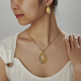 طقم نسائي ذهبي من قطعتين