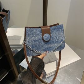 حقيبة يد نسائية مزينة بسلسلة