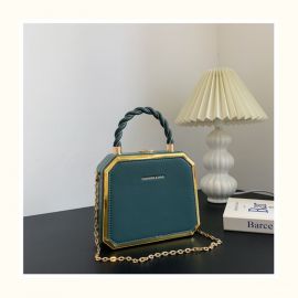 حقيبة نسائية بمقبض يد عصري