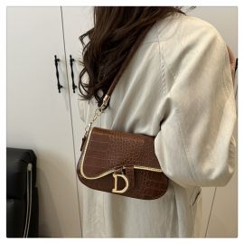 شنطة نسائي مزينة بقلاده بحرف D