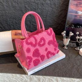 شنطة نسائي مربعه الحجم بتصميم عصري