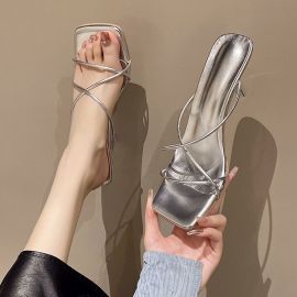 كعب نسائي بخيوط رفيعه