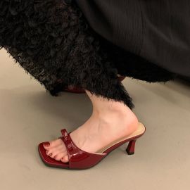 حذاء نسائي بجلد لامع 