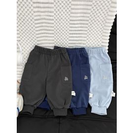 بنطلون رياضي فضفاض للأطفال، يتميز بتصميم مزود بجيوب جانبية مطرزة برمز السفينة