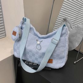 شنطة كتف نسائيه مع محفظه صغيره الحجم