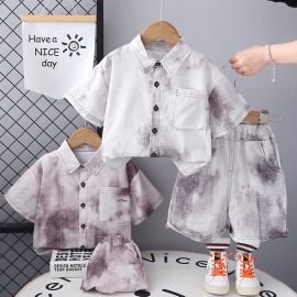 طقم بألوان متداخلة مكونه من قميص بأكمام قصيرة وياقة مقلوبه وشورت للأولاد