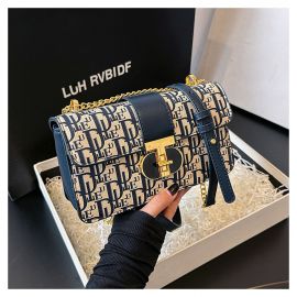 شنطة  نسائيه مربعه الشكل 