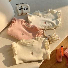 تيشيرت مكمم وياقة عالية أنيق بألوان هادئة وستايل ناعم للفتيات 