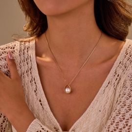 قلادة نسائية أنيقة باللون الذهبي، تتميز بتصميم كلاسيكي على شكل دمعة أو قطرة ماء، بداخلها لؤلؤة لامعة