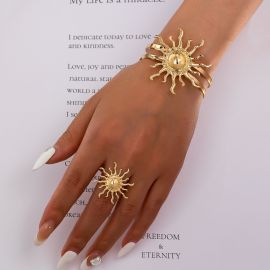 طقم نسائي ذهبي على شكل شمس