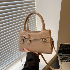 شنطة نسائي مربعه الحجم مع حزام كتف