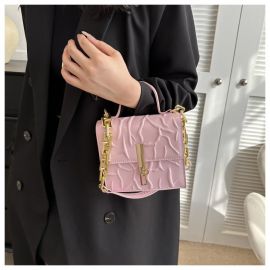 حقيبة صغيرة مربعة الشكل بتصميم قفل عصري