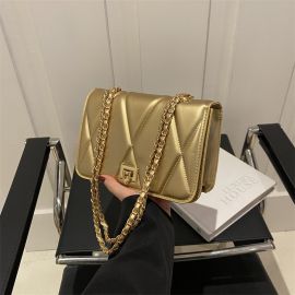 شنطة للنساء مربعه الحجم 