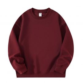 سويت شيرت بدون قبعة يأتي بقَصة كلاسيكية وأكمام طويلة وياقة دائرية 