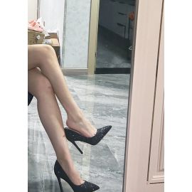 حذاء اسود لامع ذو مقدمة مدببة وبنعل احمر للسيدات