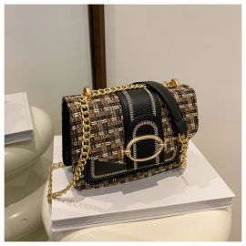 شنطة كتف نسائي مربعة الحجم منقوشة