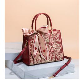 حقيبة كتف منقوشة تجمع بين التصميم العصري والتفاصيل الزهرية الرقيقة